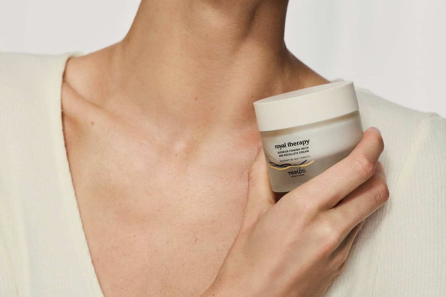 Pielęgnacja szyi jest kluczowa, gdyż to ona starzeje się najszybciej. Zobacz, jak SPF, retinol i antyoksydanty pomagają zachować jędrność skóry i młody wygląd.