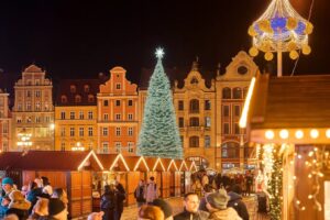 Jarmarki Bożonarodzeniowe we Wrocławiu 2025 to 3 lokalizacje: Rynek, Partynice i Leśnica. Odkryj terminy, adresy i atrakcje. Ponad 800 tys. odwiedzin w 2024.