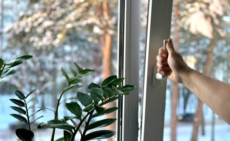 Wietrzenie domu zimą to konieczność. Sprawdź lifehack wietrzenia szokowego, aby mieć świeże powietrze, obniżyć CO2 i wilgoć, minimalizując straty ciepła.