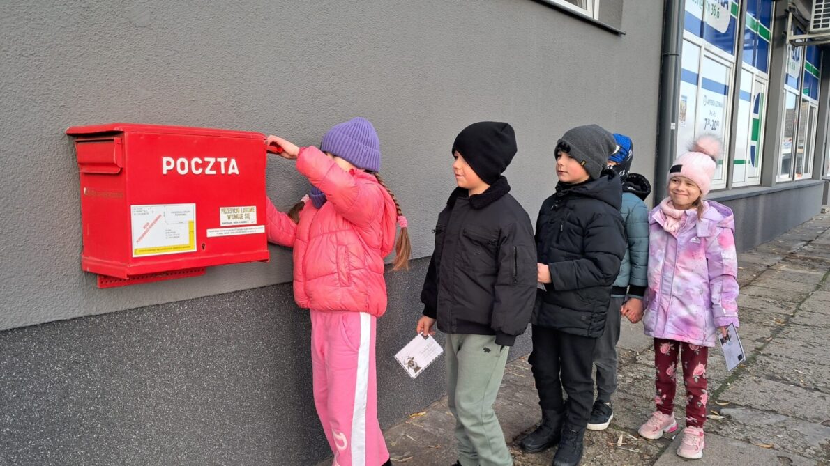 Które miasta w Polsce prowadzą oficjalne akcje Listów do Mikołaja? Odkryj adresy regionalnych sekretariatów, jak Srebrna Góra, i sprawdź, co oferują. Fakty i detale.