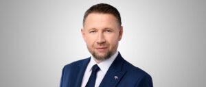 Minister Kierwiński: Sprzedaż 160 ha działki pod CPK to korupcja. Transakcja za 23 mln zł zawarta tuż po oddaniu władzy przez PiS. Wartość wzrośnie do 400 mln.