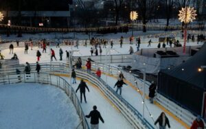 Największe lodowisko w Polsce w Krakowie (Park Jordana) to 360-metrowa lodowa aleja, unikająca tłoku. Sprawdź ceny bilet&oacute;w, godziny otwarcia i udogodnienia dla rodzin.