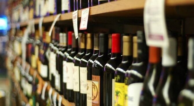 Wzrost akcyzy na alkohol w Polsce od 1 stycznia 2026 r. Polacy robią zapasy przed podwyżką cen. Sprawdź, o ile podrożeją trunki i jak reaguje rynek handlowy w kraju.
