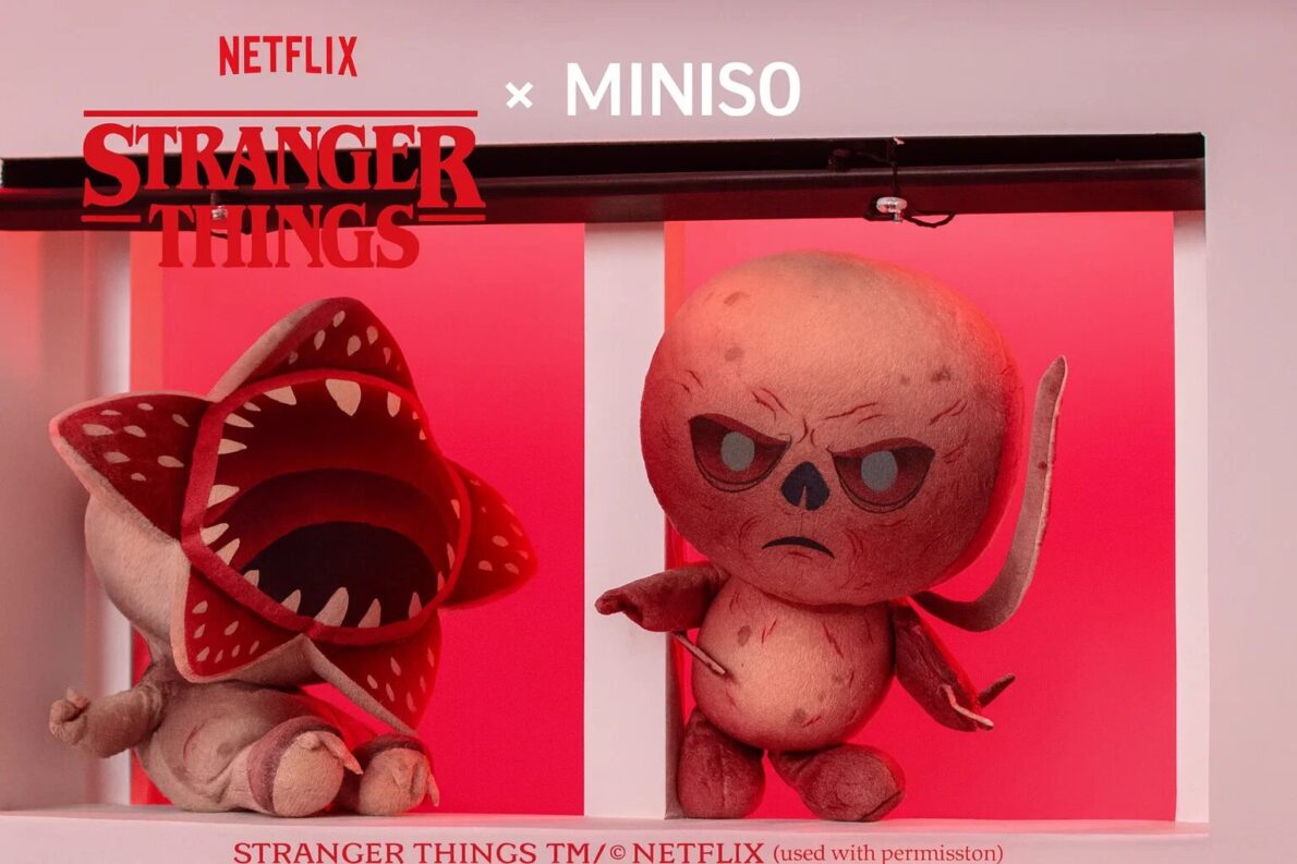 Miniso x Stranger Things – Przewodnik po gorącej kolekcji! Zobacz, jakie pluszaki, torby i gadżety są dostępne. Idealne upominki z motywem Drugiej Strony.