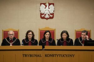 Koalicja rządząca przyspiesza zmiany w Trybunale Konstytucyjnym i wskaże kandydatów na sześć wakatów w styczniu. Decyzja Sejmu wstrzymana do czasu odrzucenia kandydatów PiS. Czekają na wyrok TSUE.