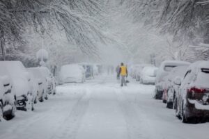 IMGW ostrzega: intensywne opady śniegu do 50 cm i zamiecie w północnej Polsce. Silny wiatr do 85 km/h i siarczysty mróz. RCB informuje o ofiarach wychłodzenia.