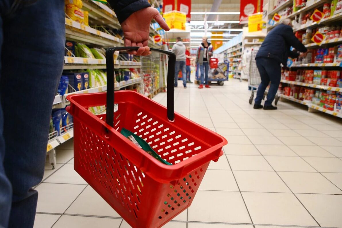 Sklepy otwarte 1 stycznia 2026 to głównie Żabki i stacje paliw. Dowiedz się, jak działają banki, poczta i apteki w Nowy Rok w Polsce. Sprawdź godziny.