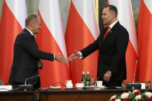 Donald Tusk ocenia relacje z Karolem Nawrockim i prezydentem. Premier mówi o sporze o ambasadorów, nominacjach dla wywiadu i priorytetach bezpieczeństwa Polski