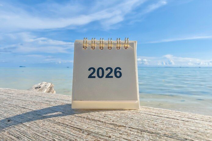 Kalendarz 2026 oferuje 14 dni wolnych. Sprawdź, kiedy wypadają sobotnie święta i jak zaplanować urlop, by cieszyć się długimi weekendami. Eksperckie porady.