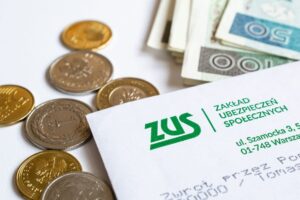 Waloryzacja ZUS 2026: emerytury wzrosną o 4,9%. Minimalna stawka to 1970,60 zł brutto. Sprawdź nowe kwoty 13. i 14. emerytury oraz aktualne dodatki dla seniorów w Polsce.