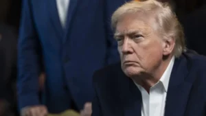Donald Trump nakłada 10% cła na Danię i siedem państw UE w sporze o Grenlandię oraz zapowiada wzrost do 25%, jeśli nie dojdzie do porozumienia w sprawie zakupu wyspy.