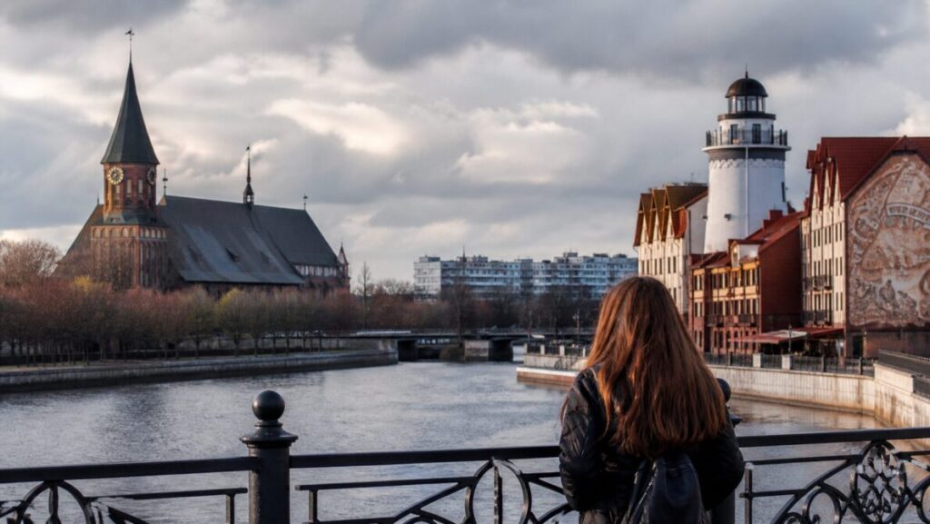 Rosjanie z Królewca: czy różnią się od mieszkańców Rosji centralnej? Analiza tożsamości, historii regionu i relacji z Europą na podstawie wypowiedzi i reportaży