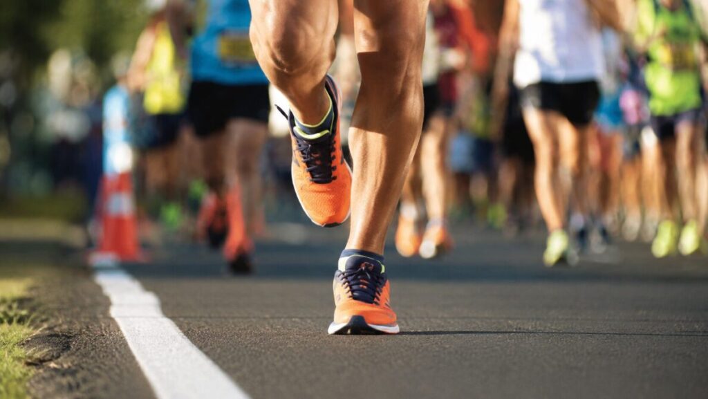 PKO Białystok Półmaraton 2026 wraca do Białegostoku z szybką trasą, nocnym biegiem na 5 km i tysiącami uczestników. Sprawdź start, metę, zapisy, godziny i utrudnienia.