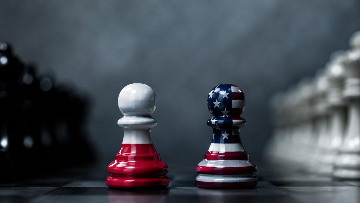 Polska dowiedziała się o anulowaniu rotacji wojsk USA z mediów mimo wcześniejszego alertu. Raport wskazuje na opóźnienia w komunikacji i reakcję władz.