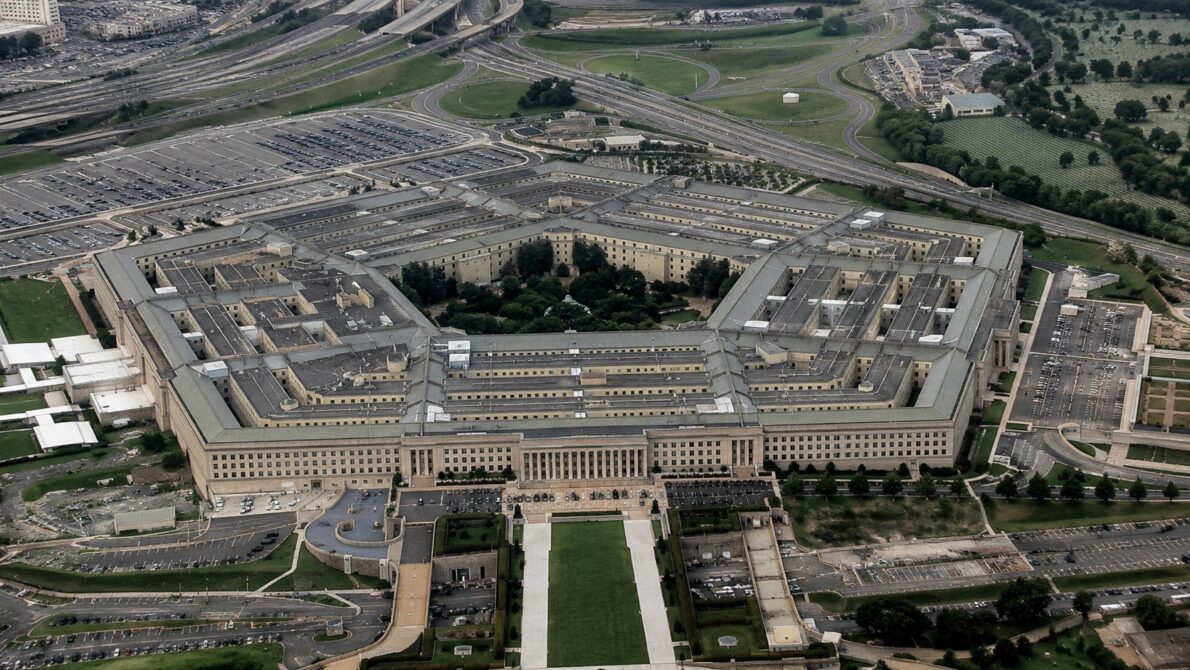 Pentagon w USA czasowo zamknięto po alarmie dotyczącym jakości powietrza i możliwych materiałów niebezpiecznych. Służby wykonały testy, a Pentagon potwierdził brak zagrożenia.